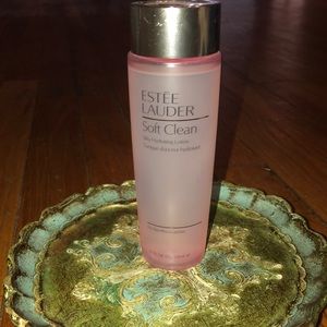 Estée Lauder soft clean silky hydrating lotion
